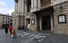 Фото 11: У Львові провели мирну акцію «ДЕ ТИ», присвячену річниці трагедії в маріупольському театрі