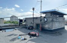 Фото 16: У будинку на вул. Хоткевича, 56, який найбільше постраждав від ракетного обстрілу, відремонтували дах, вікна і монтують ліфти