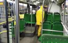Фото 4: Комунальні служби продовжують дезінфікувати місто: миють вулиці, тротуари, зупинки транспорту, сходові клітки будинків