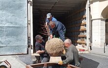 Фото 10: На вул. Л. Українки відремонтували тротуар та висаджують клени