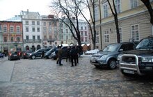 Фото 9: На пл Ринок без жодного погодження припаркували 10 машин 