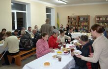 Фото 4: На Святвечір бездомні спільно розділили трапезу за різдвяним столом