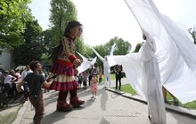 Фото 5: Майже 4-метрова лялька Амаль відвідала містечко для переселенців у Львові та прогулялася Стрийським парком