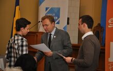 Фото 1: «Хочу подякувати батькам, які інвестують свій час, зусилля, щоб дати дітям відчуття важливості вчитися», - А. Садовий