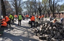 Фото 8: На проспекті Свободи влаштовують бруківку