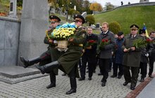 Фото 22: Урочисте покладання квітів та запалювання лампадок на Полі почесних поховань №76 Личаківського кладовища