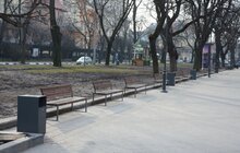 Фото 16: На пр Свободи облаштували 30 нових лавок та 15 урн