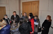 Фото 4: «Наше завдання – відновлювати будівлі, дворики», - А.Садовий під час огляду відреставрованої сходової клітки в будинку на вул Театральній, 12