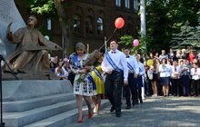 Фото 7: У школах міста урочисто святкують закінчення навчального року