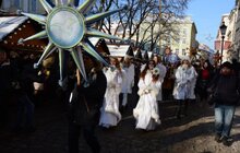 Фото 1: Звізду Миру та десятки інших різдвяних зірок пронесли Львовом учасники Ходи звіздарів