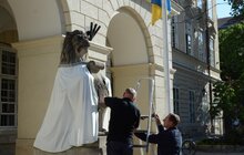 Фото 2: Скульптури у центрі Львова одягнули у вишиванки