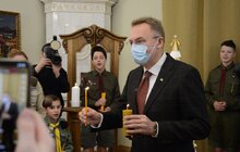 Фото 16: Пластуни передали міському голові Львова Вифлеємський вогонь миру