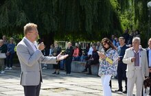 Фото 28: На площі перед ліцеєм ім. В. Симоненка сьогодні відбуваються святкові заходи