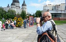 Фото 40: На площі перед ліцеєм ім. В. Симоненка сьогодні відбуваються святкові заходи