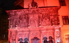 Фото 6: Львів - місто за життя: на знак солідарності проти застосування смертної кари каплицю Боїмів підсвітили в червоний колір