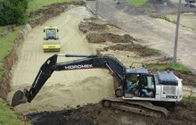 Фото 8: Ремонт вул. Хуторівка: підрядник стелить перший і другий шар асфальтобетону