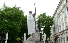 Фото 18: У Львові скульптури левів та античні статуї одягнули у вишиванки