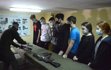 Фото 28: Учні 9-11 класів навчаються стрільбі та домедичної допомоги в інструкторів Нацгвардії