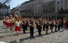 Фото 1: Відзначення 27-ої річниці підняття національного синьо-жовтого прапора над міською Ратуше