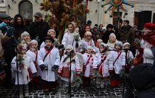 Фото 10: Різдвяного Дідуха встановили у Львові в переддень Різдва