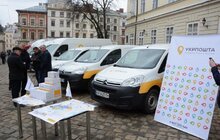Фото 1: На площі Ринок відбулась презентація «Зміни в Укрпошті»: 50 нових автомобілів обслуговуватимуть місто Львів та околиці