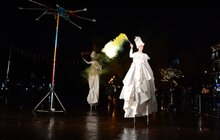 Фото 1: Відкриття Чемпіонату світу з шахів серед жінок завершила вулична вистава від театру «Воскресіння»