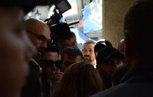 Фото 2: Невідомі особи виламали двері до міської ратуші та ввірвались всередину
