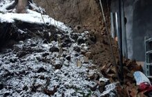 Фото 2: Завтра на вул. І. Франка, 111 буде комісійне обстеження щодо обвалу підпірної стінки в подвір’ї 