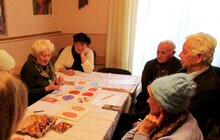 Фото 1: Підопічні Львівського терцентру вчаться мистецтву писанкарства