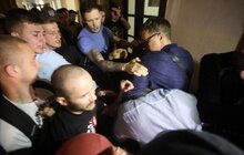 Фото 19: Невідомі особи виламали двері до міської ратуші та ввірвались всередину