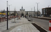 Фото 1: Реконструкція пл. Двірцевої: на площі облаштовують благоустрій та готуються до відновлення руху трамвая до вокзалу