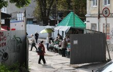 Фото 6: На пішохідній вулиці Старій усувають самовільно встановлені брами, що перешкоджають руху