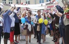 Фото 9: У Львові урочисто святкують закінчення навчального року у школах