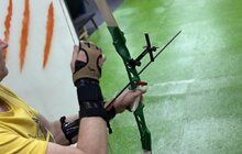 Фото 8: Терапія стрільбою: пацієнти центру НЕЗЛАМНІ стріляють з лука, аби зміцнити м’язи тіла