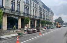 Фото 1: У Львові вперше встановлюють кассельські бордюри: на зупинці на пр. Чорновола, 39-41 облаштовують безбар’єрний простір (відео)