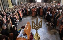 Фото 1: Похорон Ірини Фаріон: на Личаківському кладовищі у Львові зібралось кілька тисяч людей (фото, відео)