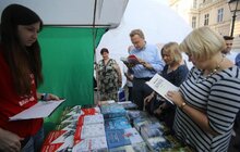 Фото 3: На 25 Book Forum мер Львова придбав більше двох десятків книжок, однак відвідає ярмарок ще завтра
