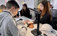 Фото 2: Хлопці вчаться робити манікюр, а дівчата – ремонтувати авто: як у львівських закладах профтехосвіти проводять уроки для школярів (відео)