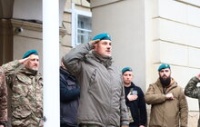 Фото 4: Перед Ратушею підняли прапор Морської піхоти в пам’ять про загиблих побратимів