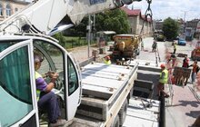 Фото 5: Капітальний ремонт центральних доріг Львова: на вул. Чернівецькій монтують плити під трамвайну колію
