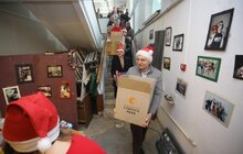 Фото 9: Мер Львова відвідав Фабрику св. Миколая і залишив подарунки дітям, а також попросив, щоб усім дітям цього року Миколай приніс книжки
