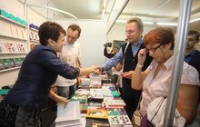 Фото 7: Мер Львова другий день поспіль відвідує книжковий форум та отримав чимало автографів авторів видань