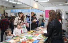 Фото 10: Мер Львова другий день поспіль відвідує книжковий форум та отримав чимало автографів авторів видань