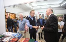 Фото 16: Мер Львова другий день поспіль відвідує книжковий форум та отримав чимало автографів авторів видань