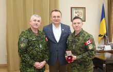 Фото 5: Мер Львова нагородив канадського підполковника Кріса К. Рівза Орденом св. Юрія