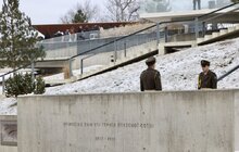 Фото 18: У Львові сотнями паперових ангелів вшанували пам’ять Героїв Небесної Сотні (фото/відео)