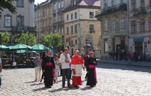 Фото 8: Кардинал Конрад Краєвський залишив запис у Книзі почесних гостей Львова