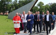 Фото 9: Кардинал з Ватикану й віце-прем'єр Польщі вшанували пам’ять Героїв Небесної Сотні на Меморіалі у Львові