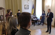 Фото 1: Сьогодні у Львові шестеро дітей отримали ордери на власні помешкання