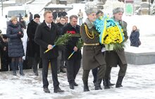 Фото 1: З нагоди Дня Соборності на Личаківському кладовищі вшанували пам’ять тих, хто віддав своє життя в боротьбі за незалежність та територіальну цілісність України